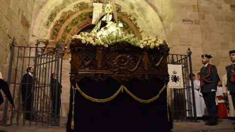 Nuestra Madres de las Angustias desfila en la noche del Viernes Santo_27