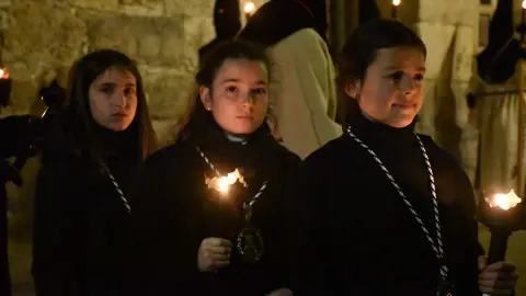 Nuestra Madres de las Angustias desfila en la noche del Viernes Santo_6