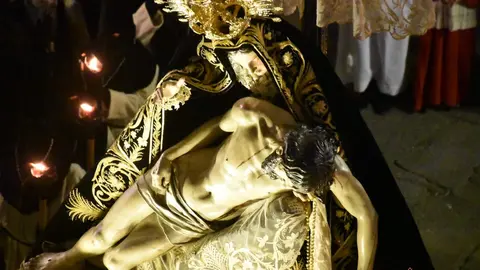 Nuestra Madres de las Angustias desfila en la noche del Viernes Santo_3