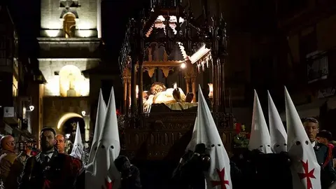 Toro se viste de luto para despedir a Jesús