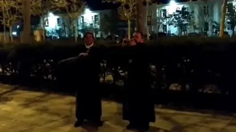 Captura de pantalla del Merlú tocando frente al edificio de Los Bloques