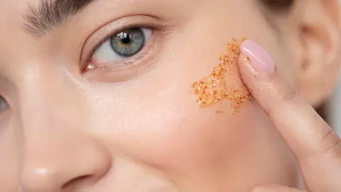 Exfoliar la piel una vez a la semana 2