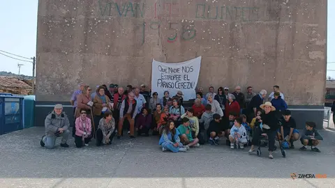 Vecinos de Cerezal de Aliste tras la reunión celebrada para valorar la situación del nuevo proyecto de energías alternativas_2