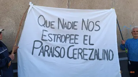 Vecinos de Cerezal de Aliste tras la reunión celebrada para valorar la situación del nuevo proyecto de energías alternativas
