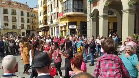Zamoranos bailan al ritmo de la jota en la Plaza Mayor en este Domingo de Resurrección