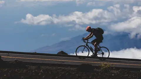 Fotografía de archivo. Ciclista en la carretera