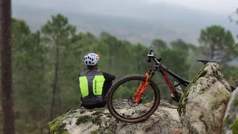 Fotografía de archivo ciclista en ruta de montaña