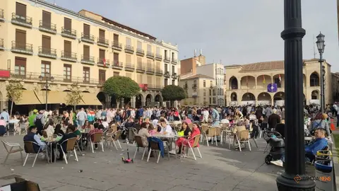 Ambiente en la Plaza Mayor en el Domingo de Resurrección