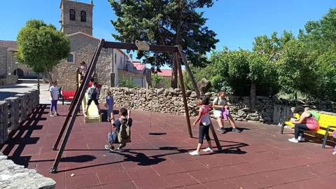 Menores jugado en el parque infantil de Villar del Buey. Fotografía: CRA Tierras de Sayago
