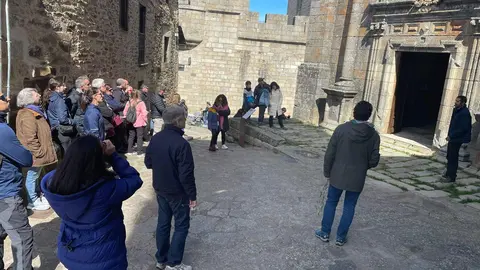 Turistas en la ermita de San Cayetano en Puebla de Sanabria