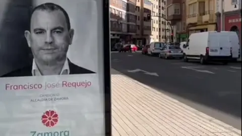 Uno de los mupis de las paradas de autobús