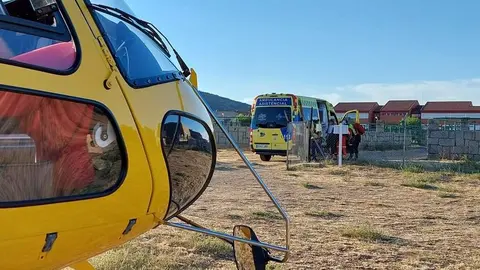 El helicóptero del 112 y una ambulancia asisten en un accidente. Fotografía: 112 CyL
