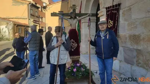  El Cristo de Valderrey sale de la iglesia para procesionar hasta a la ermita (2)