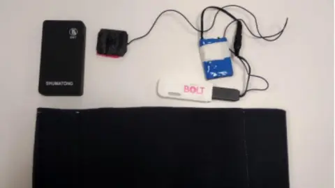 Dispositivo
de intercomunicación no autorizado interceptado en Zamora. Fotografía: Jefatura Provincial de Tráfico de Zamora