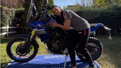 Sara García con su moto para la temporada 2023