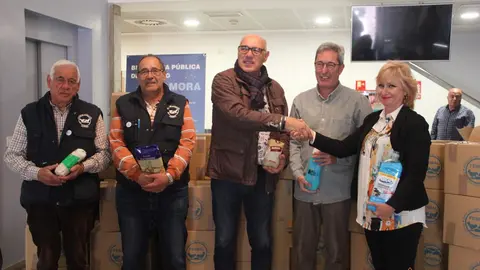 Donativo Biblioteca Pública de Zamora al Banco de Alimentos
