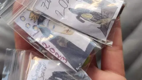 Imagen de las bolsas para almendras garrapiñadas con dibujos sobre los pasos de la Semana Santa zamorana. Fotografía: CEDIDA