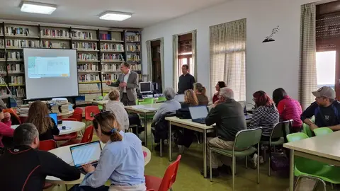 Explicación del servicio 'La administración cerca de ti' a los vecinos de Morales de Toro