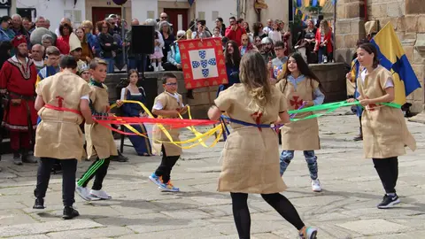Escolares de Zamora y Portugal participan en la X Feria Medieval de Torre de Moncorvo. Actuación Almaraz