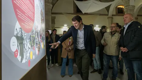 El presidente de la Junta, Alfonso Fernández Mañueco, en la exposición por el 40 aniversario de la batalla de Villalar