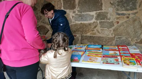 Reparto gratuito de libros en la Plaza Mayor de Fermoselle. Fotografía: Ayuntamiento de Fermoselle