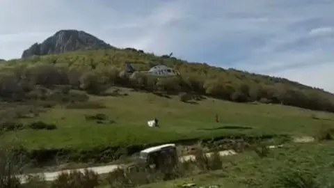 El helicóptero de la Junta en el reparto de pienso