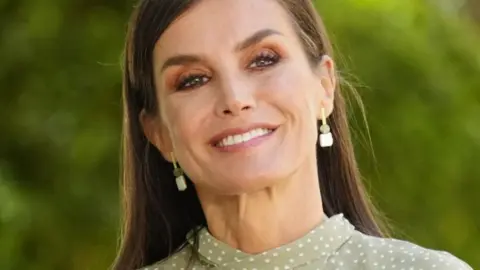 La reina Letizia durante el acto de entrega de los premios Cervantes con unos pendientes diseñados por Pepe Alba. Fotografía: Vanity Fair