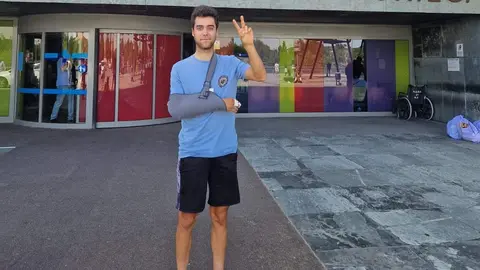 Pau Torrent en la salida del hospital