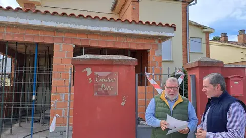 José Hernández y Porfirio Domínguez en su visita a las obras del Consultorio Médico de Villaralbo