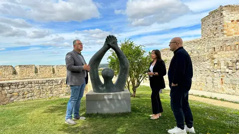 Prada ante una de las figuras del escultor Baltasar Lobo