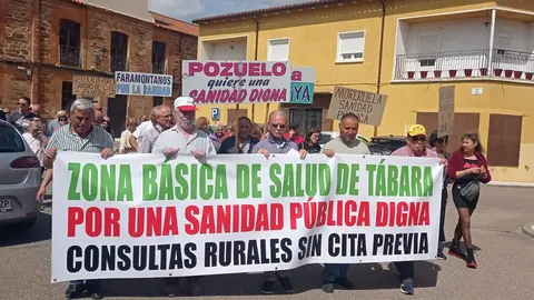 La Plataforma por una Sanidad Pública Digna de la Zona Básica de Salud de Tábara estrena nueva pancarta durante su protesta semanal. Fotografía: CEDIDA