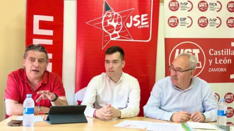 De izquierda a derecha: Toño Salvador (CC. OO.), Emilio Ferrero (JSE-Zamora) y Ángel 
del Carmen (UGT)