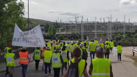 Grupo de vecinos y vecinas durante la marcha desde Ricobayo de Alba a Muelas del Pan
