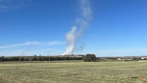 Fuego en las inmediaciones de la planta de residuos de Carrascal