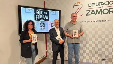 El vicepresidente segundo de la Diputación de Zamora y diputado de Cultura, Educación, Deportes Turismo y Promoción del Territorio, Jesús María Prada Saavedra, y la gerente de la Editorial Semuret, Judit Pino, durante l a presentación de “El signo de la Frontera”, trilogía de publicaciones de Daniel Pérez