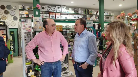 Francisco Requejo, candidato a la Alcaldía de Zamora por Zamora Sí, durante su visita a comercios de la ciudad