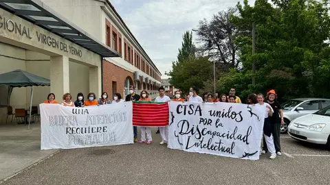 Los CTSA protestan a las puertas del centro de atención de personas con discapacidad Virgen del Yermo