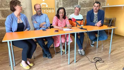 María Ángeles Medina, teniente de alcaldía y concejala de Economía y Hacienda, acompañada por el alcalde Tomás del Bien y los concejales José Luis Martín Arroyo, Ruth Martín y Loren Prieto de la Calle