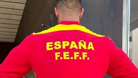 Rubén Prieto posando con la sudadera de la Federación Española