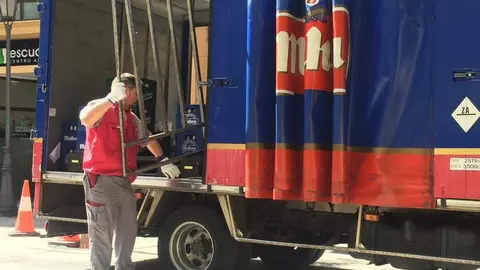 Trabajador de reparto en una céntrica calle de Zamora