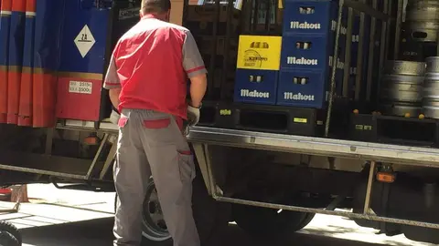 Trabajador de reparto en una céntrica calle de Zamora