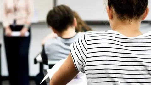 Estudiantes en un aula. Fotografía de archivo