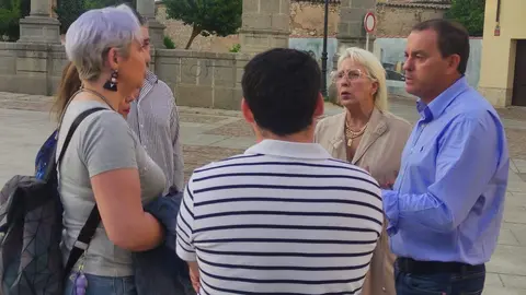 Francisco Requejo visita el casco antiguo con miembros de la Asociación de Vecinos