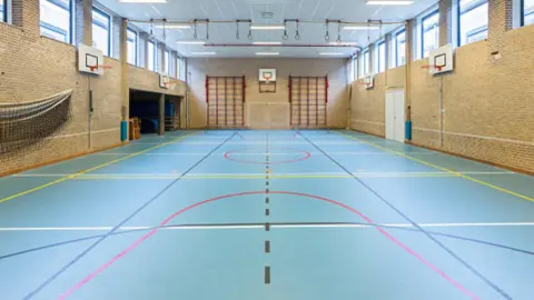 Gimnasio centro escolar. Fotografía de archivo
