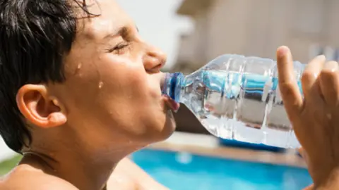 Hidratación para afrontar el calor veraniego. Fotografía de archivo