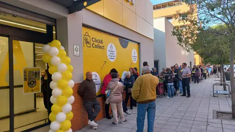 Foto de familia trabajadores supermercado Alimerka en La Aldehuela