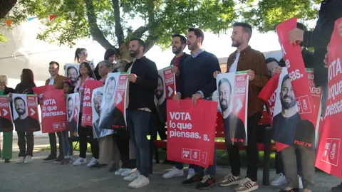 David Gago y su equipo en la pegada de cartel