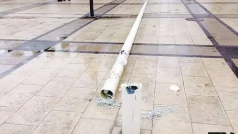 Mástil roto en la Plaza de la Marina. Fotografía de archivo del año 2013