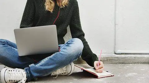 Joven estudiando. Fotografía de archivo