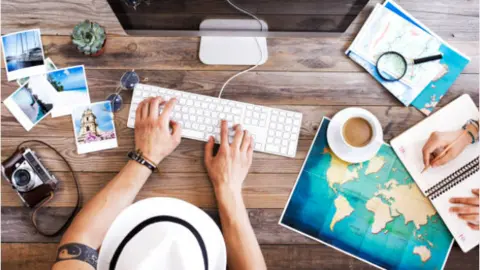 Buscador de viajes por internet. Fotografía de archivo